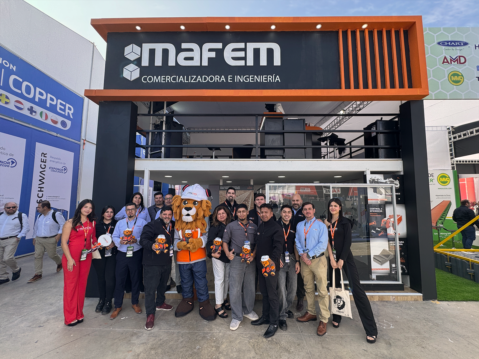 Equipo MAFEM durante EXPONOR 2026 en Antofagasta, junto al stand de la empresa, fortaleciendo su presencia en la industria minera chilena.