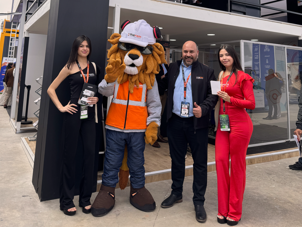 Gerente General de Mafem junto al staff de promotoras y mascota corporativa en el stand de la empresa durante EXPONOR 2026 en Antofagasta.